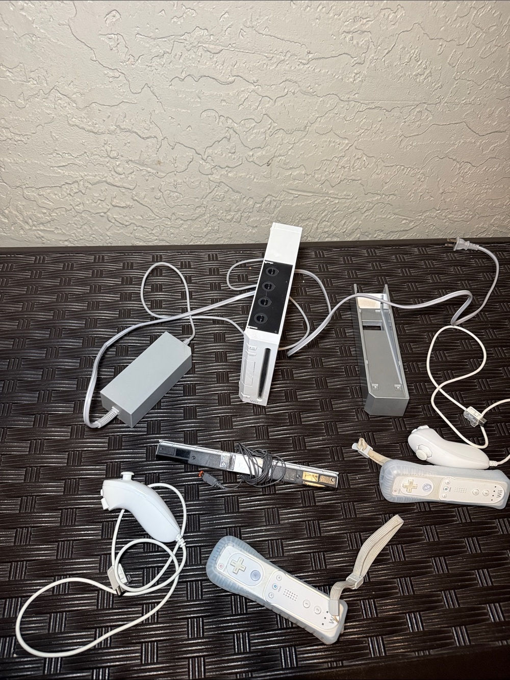 Nintendo Wii Console Bundle Tested Powers On w/ 2 Remotes 2 Nunchuks, Sensor Bar